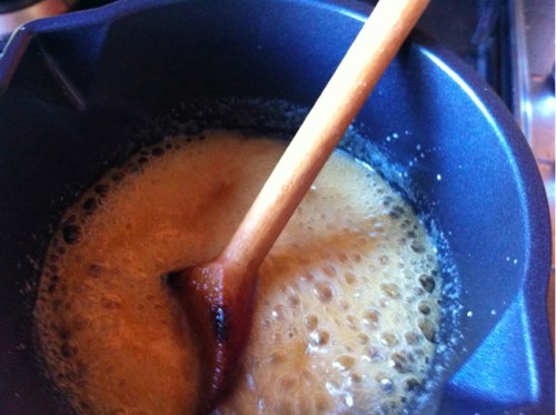 подготовка сиропа для яблок в карамели