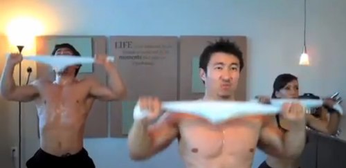 Силовые тренировки и растяжка с помощью полотенца