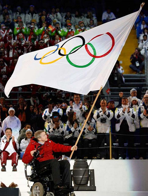 Салливан принимает олимпийский флаг