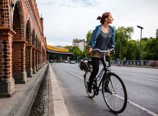 Велосипедистка в Берлине