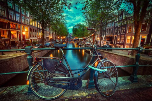 Многие жители Амстердама имеют личные велосипеды