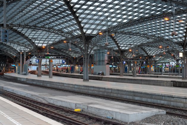 &lt;a href=&quot;http://www.shutterstock.com/ru/pic-111023156/stock-photo-central-railway-station-in-cologne-gps-information-is-in-the-file.html&quot;&gt;SergiyN/Shutterstock&lt;/a&gt;