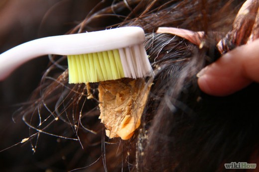 Удаление жвачки из волос при помощи арахисовой пасты