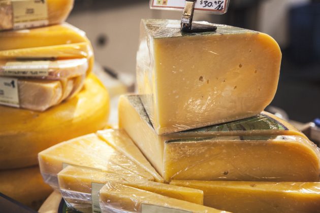 Сыр содержит казеин и вызывает у нас желание получать удовольствие снова и снова