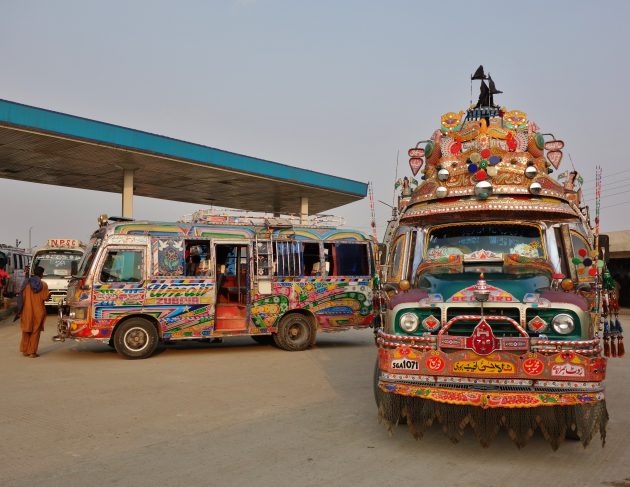 Автобусы на станции в Равалпинди, Пакистан