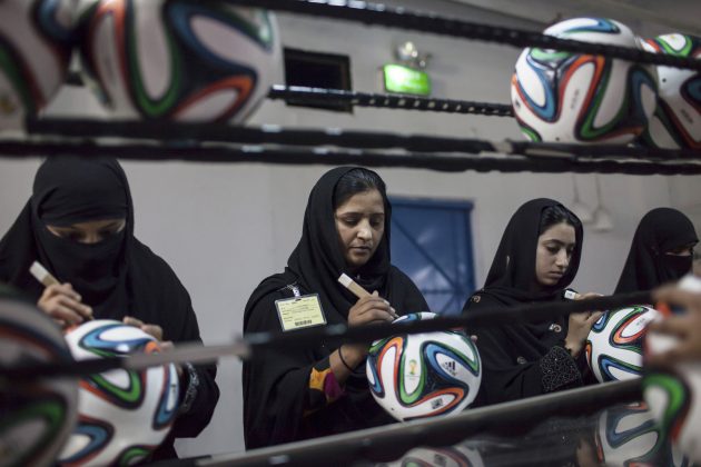 Изготовление футбольных мячей, Пакистан