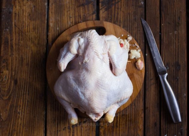 Как приготовить курицу: срезаем излишки кожи шеи