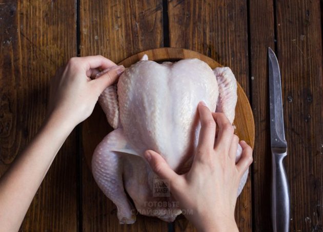 Как приготовить курицу: выворачиваем кончики крыльев за спину