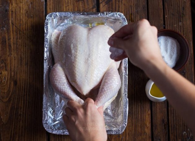 Как приготовить курицу: натираем оливковым маслом и солью