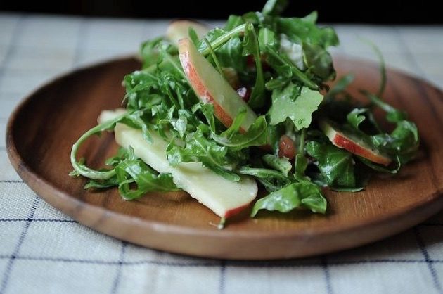 Витаминный салат из яблок, рукколы и козьего сыра