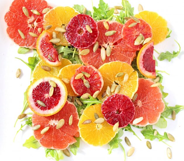 Витаминный салат с апельсинами, рукколой и тыквенными семечками