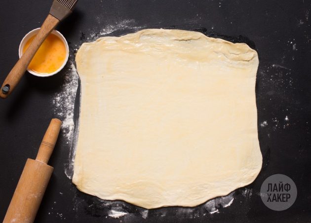 Как приготовить сырные палочки: раскатайте тесто