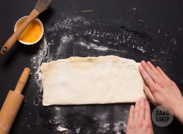 Как приготовить сырные палочки: сложите тесто пополам