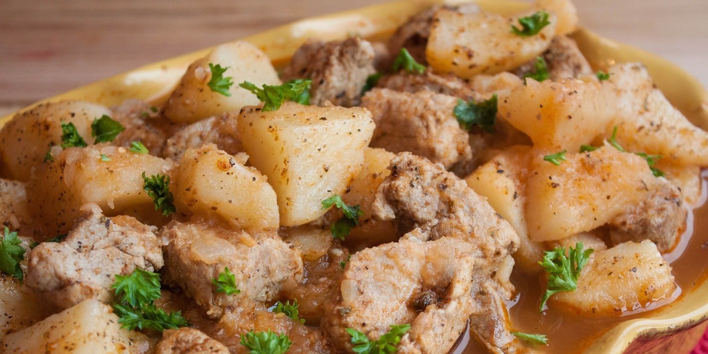Тушёная картошка со свининой в сковороде