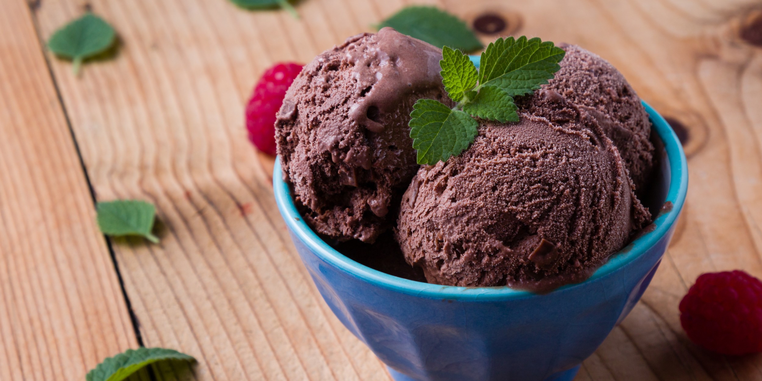 Сливочное мороженое со сгущёнкой, шоколадной пастой и печеньем