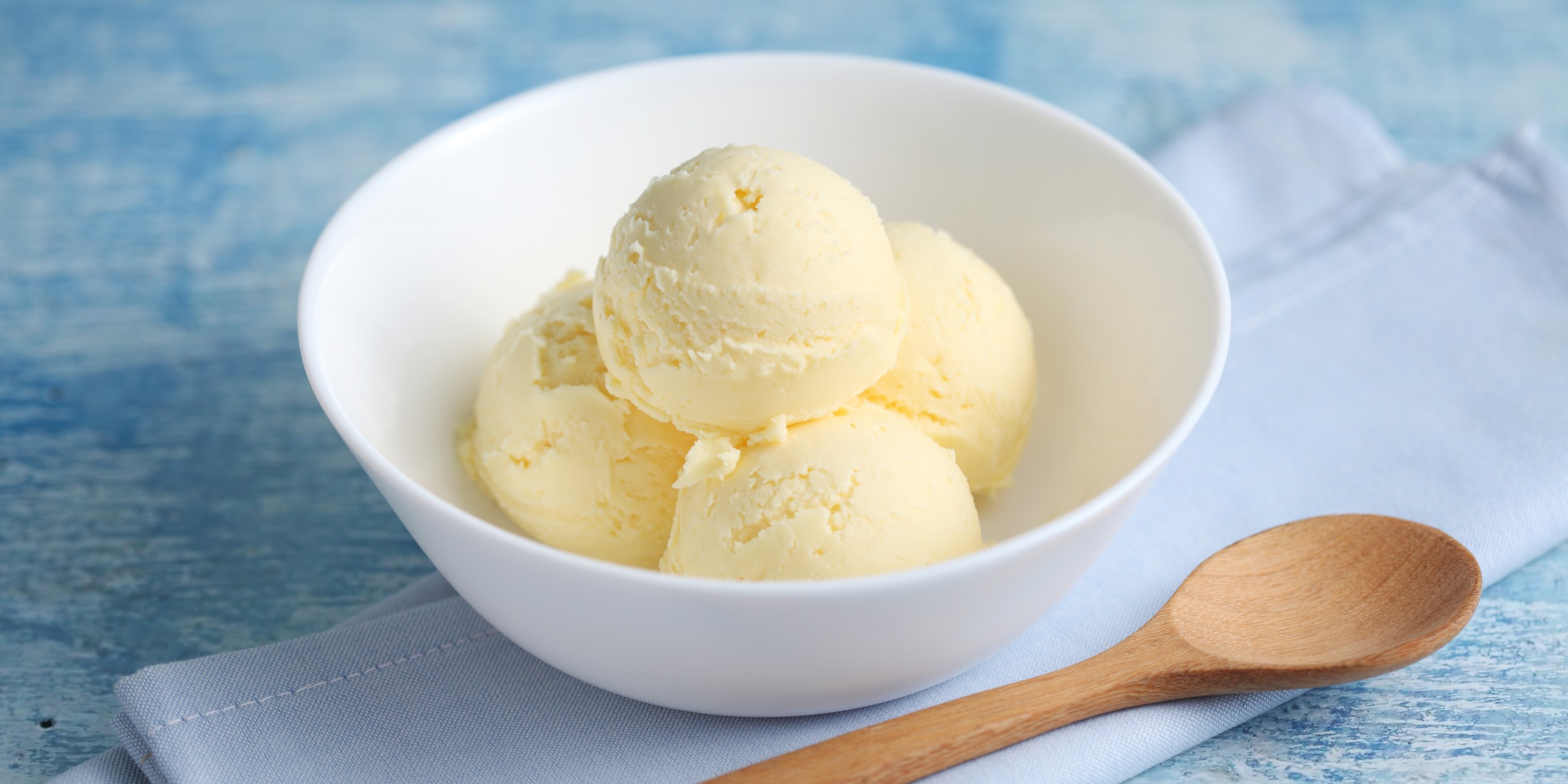 Сливочное мороженое со сгущёнкой, шоколадной пастой и печеньем