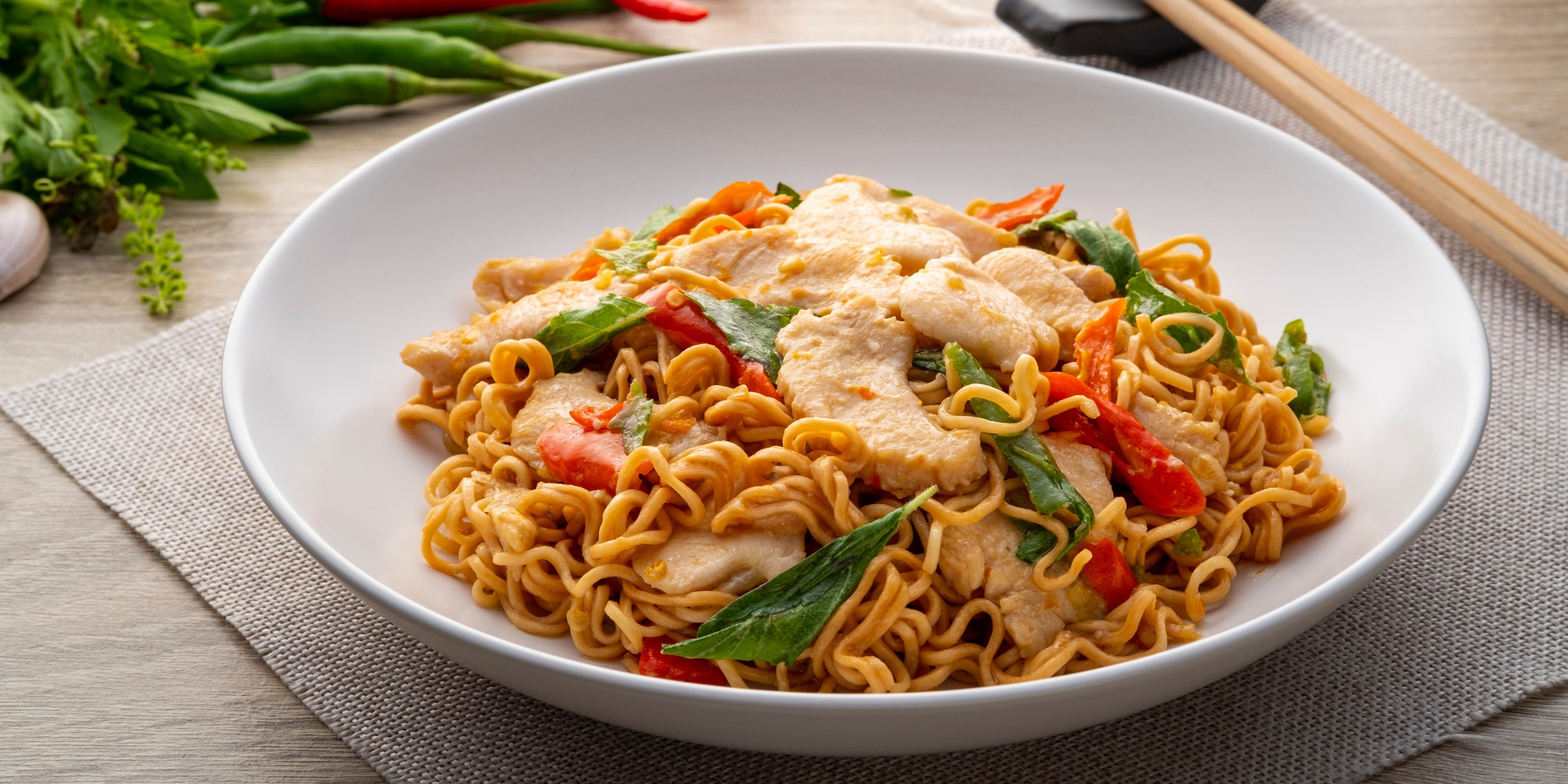 Ужин с курицей и лапшой быстрого приготовления за 20 минут