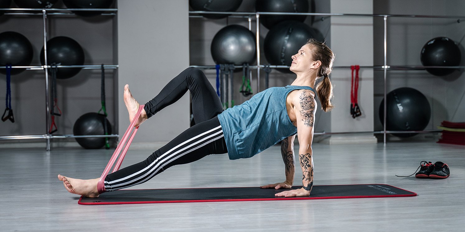5 крутых упражнений с мини-резинкой для пресса и ягодиц