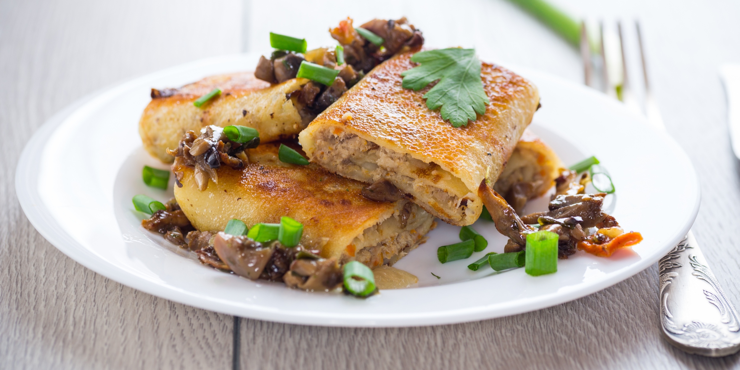 Сытные фаршированные блины с индейкой и грибами