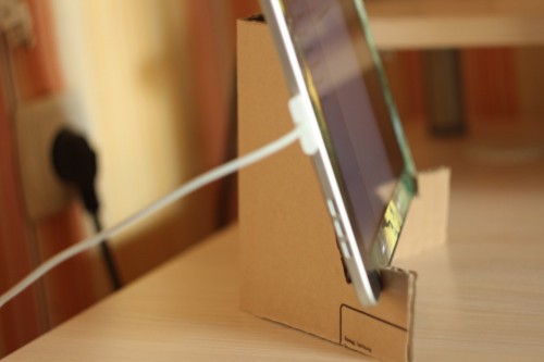 подставка под iPad из картонной коробки