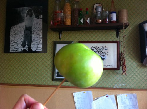 зеленое яблоко на палочке, яблоки в карамели