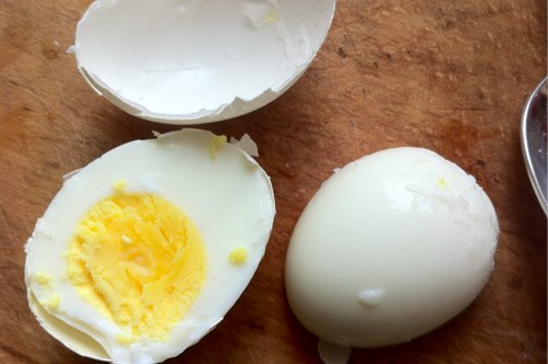 Кухонные трюки: как быстро почистить вареные яйца