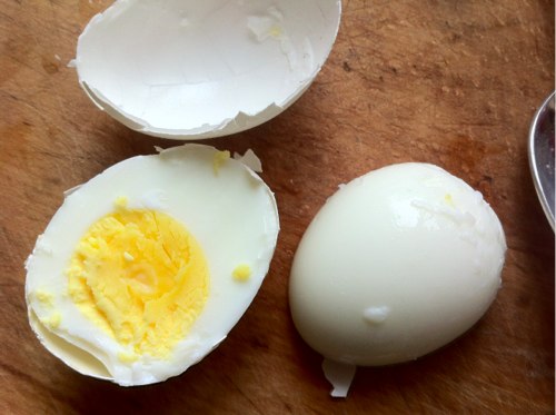 Как быстро чистить яйца вареные