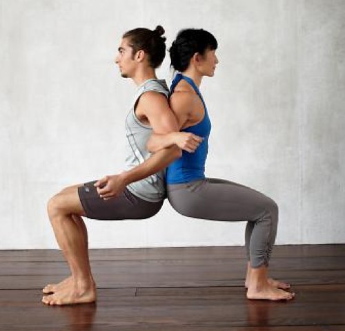 Йога в паре: упражнения, которые можно выполнять с партнером - Лайфхакер