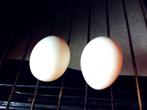 Кухонные лайфхаки: готовим яйца вкрутую в духовке