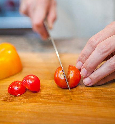 Нарезаем томаты черри