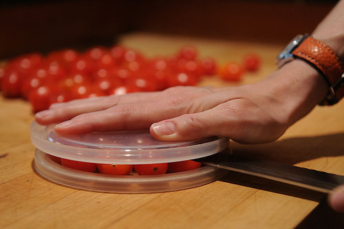 Как нарезать томаты черри