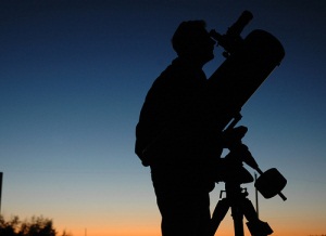 человек, наблюдающий за звёздами в телескоп