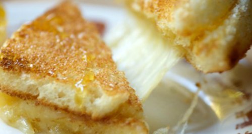 РЕЦЕПТЫ: Горячий сандвич с сыром и медом