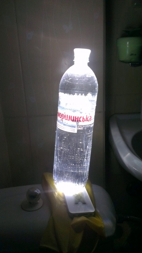 как осветить темную комнату: iphone+бутылка с водой