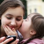 В каком возрасте покупать ребенку первый смартфон или телефон и стоит ли вообще это делать