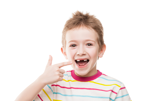 С 2,5-3 лет малыш под присмотром родителей должен чистить зубы