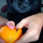 ВИДЕО: Чистите апельсины по «экватору» — так проще