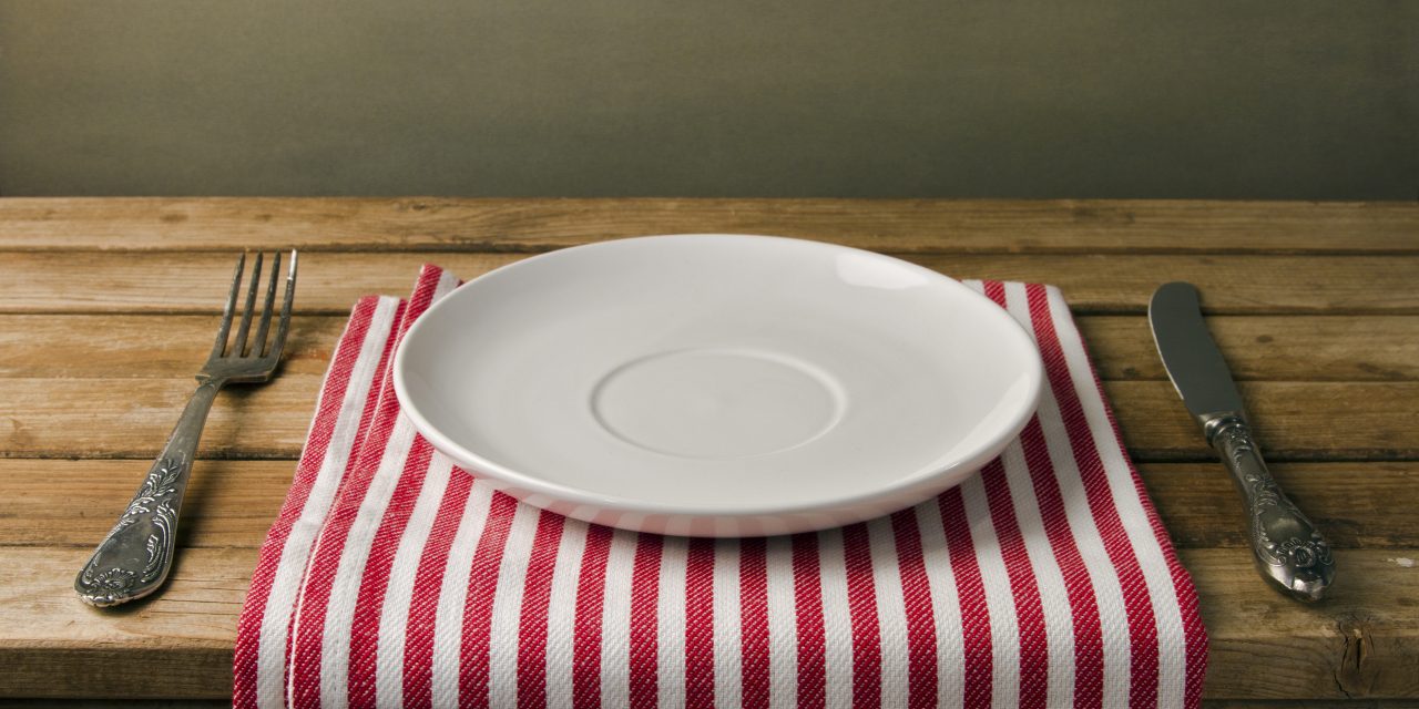 Белая тарелка на столе