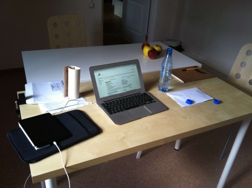 Мое рабочее место. Непостановочная фотография. iPad Mini + MacBook Air 11&quot;, блокнот нелинованный, ручка гелевая черная.