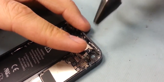 Как самому очистить камеру iPhone 5 от пыли