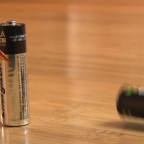 Как определить заряжена батарейка или нет без приборов