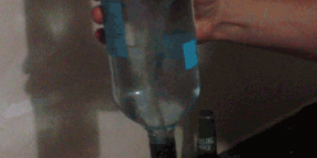 Как быстро вылить воду из бутылки — метод воронки