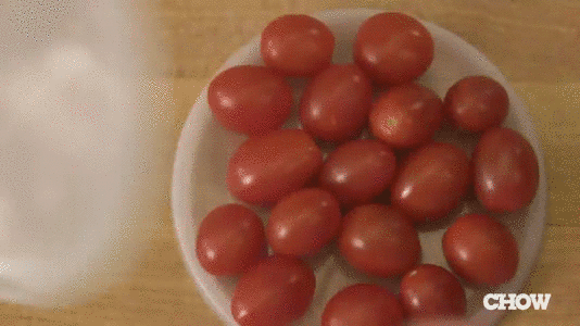Как разрезать несколько помидоров черри одним махом