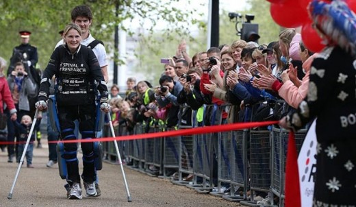 Клэр Ломас финиширует на лондонском марафоне 