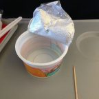 Как в самолете правильно открывать йогурты и соки