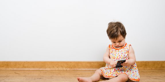Когда ребенку можно покупать первый смартфон?