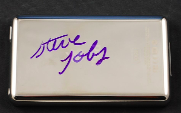 Хотите iPod c автографом Стива Джобса? Готовьте $9,000 и бегом на eBay!