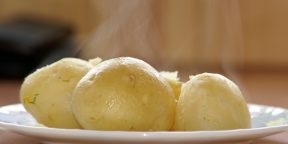 Как быстро очистить вареный картофель от кожуры