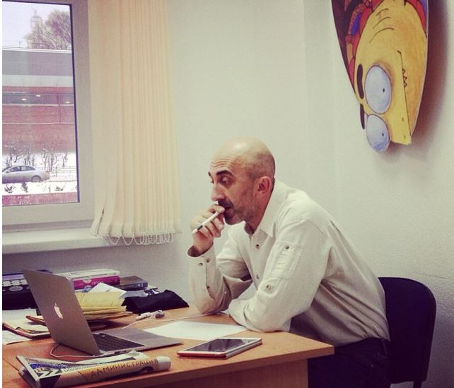 Рабочие столы: Армен Петросян, руководитель проекта &quot;Жить интересно!&quot;