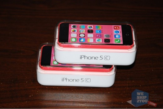 Дайте ей два новеньких iPhone 5C в руки для стереоэффекта Цена в США: $560 Цена в РФ: от 21 000 рублей